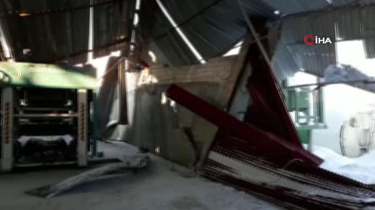 Kar kütlesinin ağırlığına dayanamayan fabrikanın çatısı çöktü
