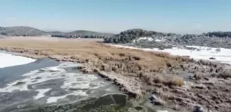 Son dakika haberi... Kar ve buzla kaplanan Yayla Gölü'nde kartpostallık görüntüler