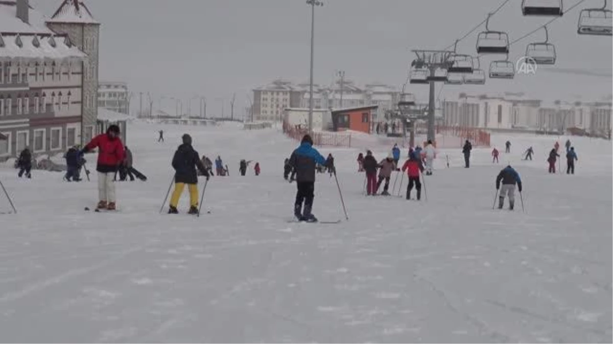 Kayak tutkunları Cıbıltepe Kayak Merkezi\'ne akın etti