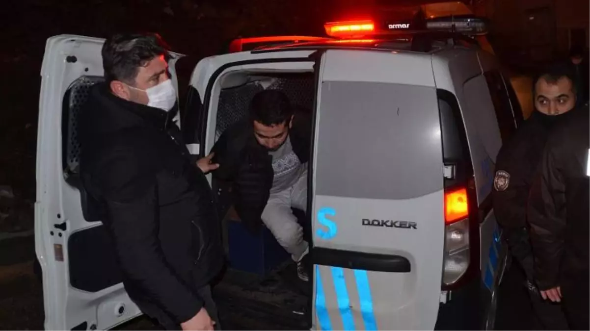 Kendisini polis olarak tanıtıp vatandaşlara izin belgesi soran şahıs baltayı taşa vurdu