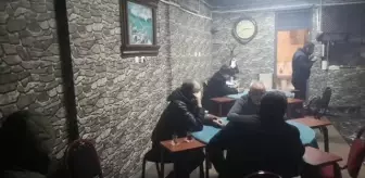 Kısıtlamada alkollü kumar oyununa polis baskını
