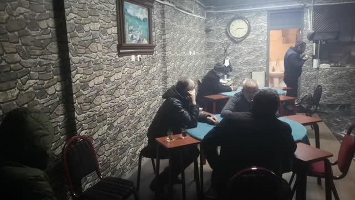 Kısıtlamada alkollü kumar oyununa polis baskını