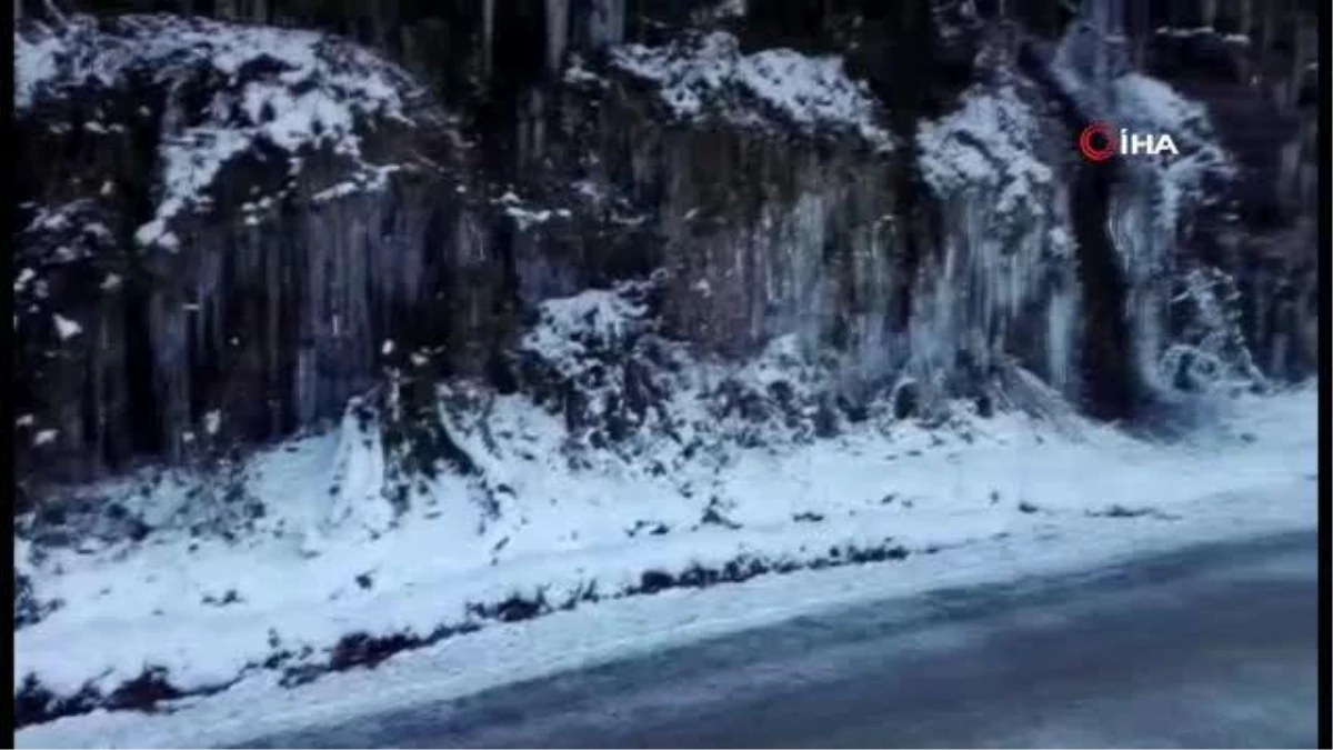 Ordu'da 'donduran' görüntü...Dere dondu, kayalıklardan akan sular buz kütlelerine dönüştü