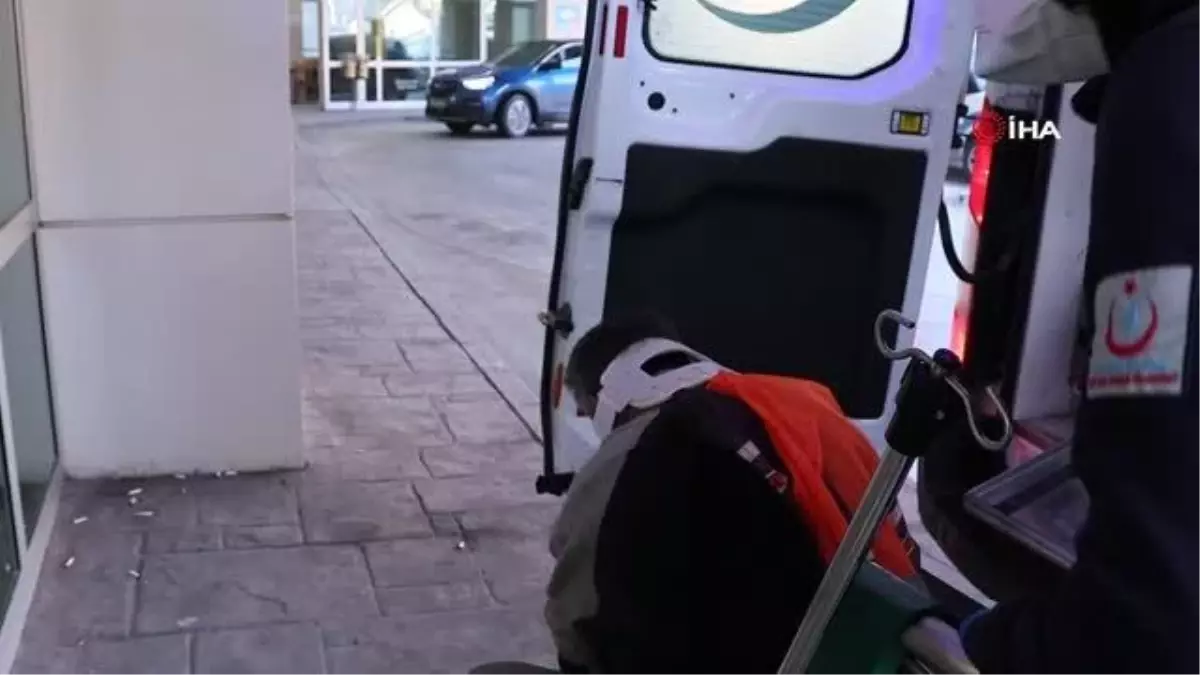 Yolda doğalgaz çalışması yapan işçilere otomobil çarptı: 3 yaralı