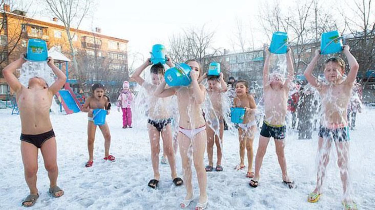 Anaokulu öğrencileri eksi 25 derecede buzlu su dolu kovayı başlarından aşağı boşalttı