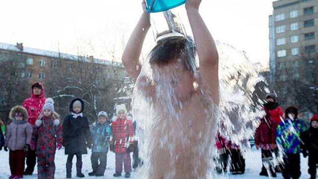 Anaokulu öğrencileri eksi 25 derecede buzlu su egzersizi yaptı