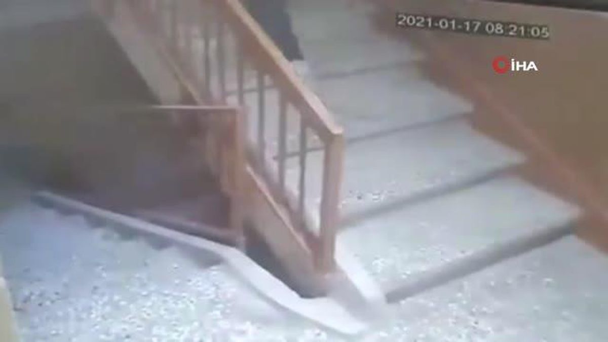 Son dakika haberleri: - Apartmandan ayakkabı hırsızlığı güvenlik kamerasında