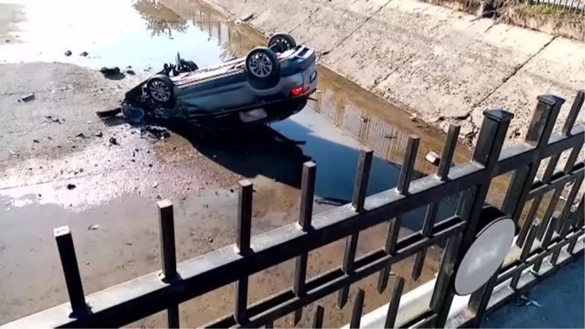 Boş sulama kanalına devrilen otomobilin sürücüsü yaralandı