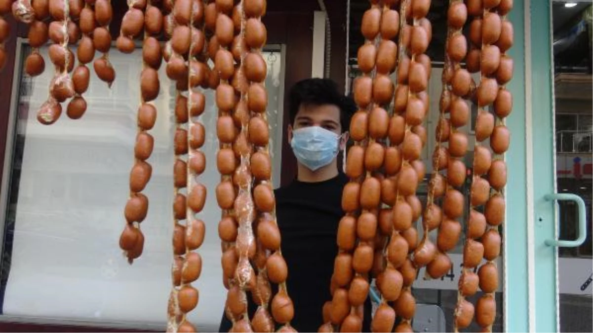 Hiçbir katkı maddesi olmayan deve sucuğunun kilosu 100 liradan satılıyor