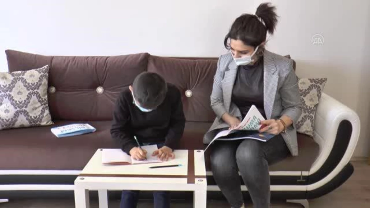 Son dakika haber: DİYARBAKIR - Kovid-19 sürecinde okula gidemeyen öğrencilerini evlerinde ziyaret ediyor