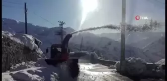 Ekipler zorlandı, devreye kar küreme aracı girdi