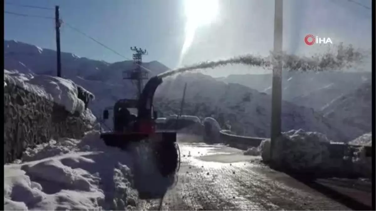 Ekipler zorlandı, devreye kar küreme aracı girdi