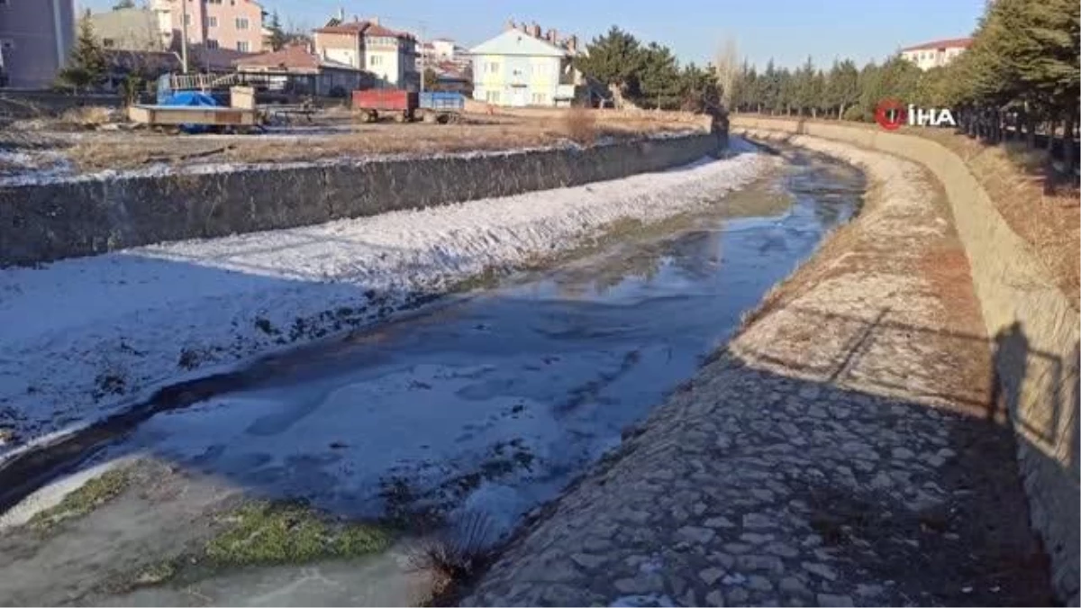 Hava sıcaklığı düşünce Şuhut\'ta Gali Çayı dondu