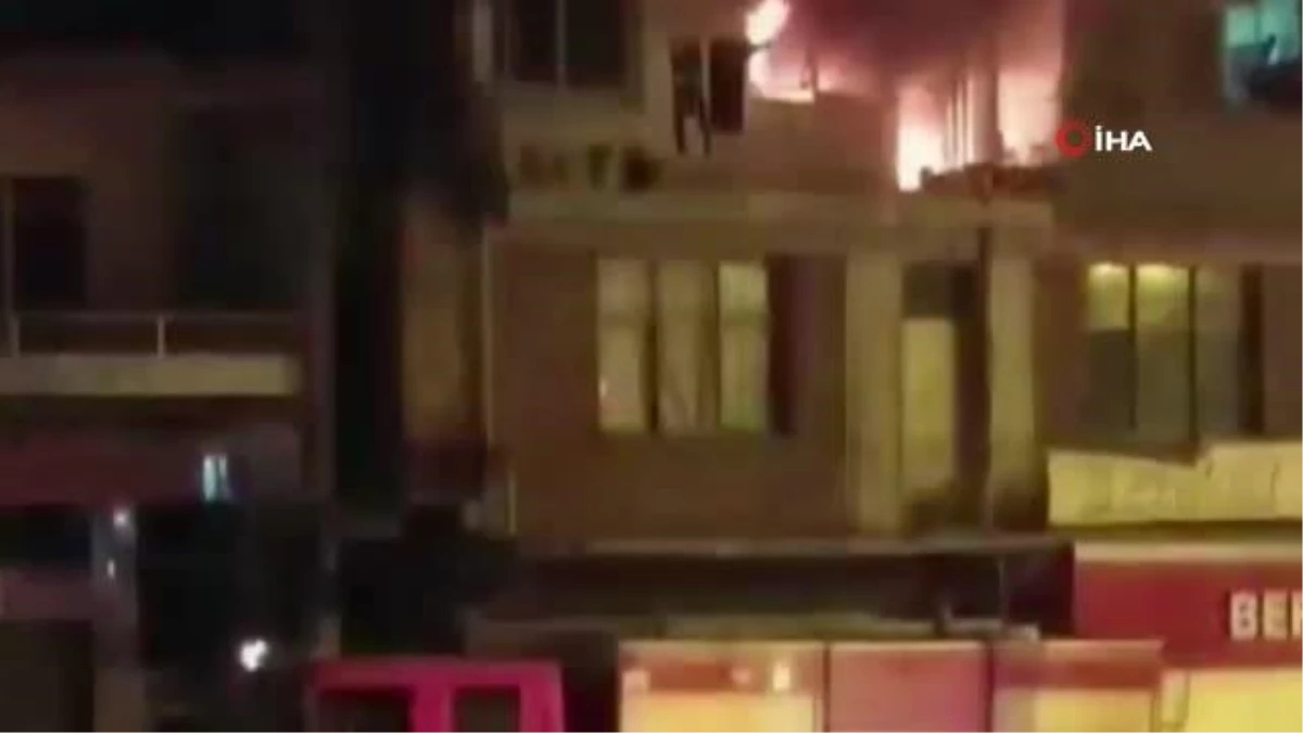 Son dakika haberi! İki itfaiye eri yanan evden kurtardıkları adamın hastanede dahi başından ayrılmadı