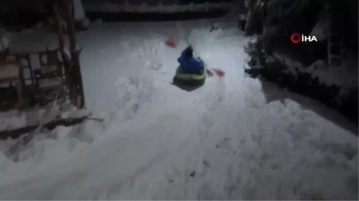 Kar yağışını eğlenceye çevirdiler, botla kaydılar