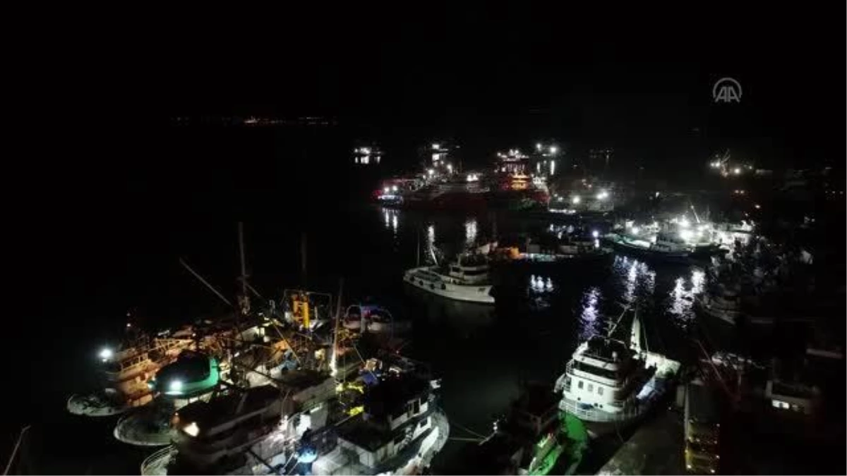 KIRKLARELİ - Yasaklı alan dışında kalan İğneada\'da 250 tekne hamsi peşinde