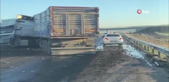 Nurdağı'nda iki tır çarpıştı karayolu kilitlendi