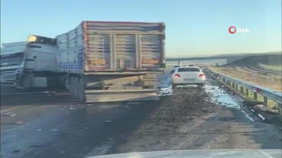 Nurdağı'nda iki tır çarpıştı karayolu kilitlendi
