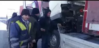 Eksi 25 derecede araçlarının yakıt depoları donan sürücüler yolda mahsur kaldı