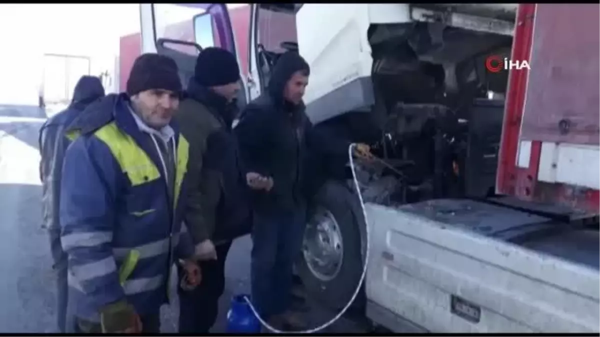 Eksi 25 derecede araçlarının yakıt depoları donan sürücüler yolda mahsur kaldı