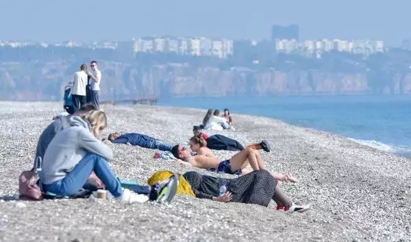 Kısıtlamada turistlerin sahilde güneş keyfi