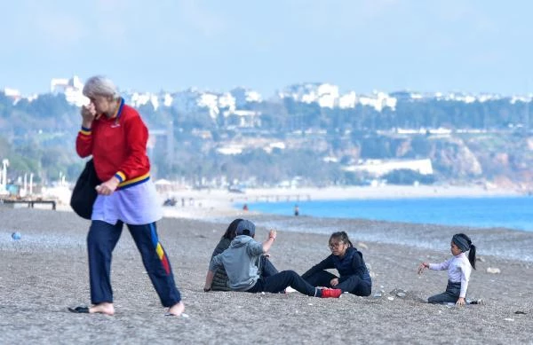 Kısıtlamada turistlerin sahilde güneş keyfi