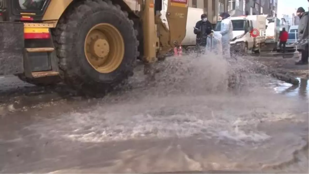 Şebeke borusu patladı, sokaklar göle döndü