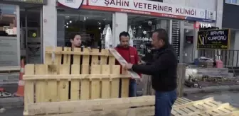 Sokak hayvanları için atık tahta paletleri sıcak yuvaya dönüştürdüler
