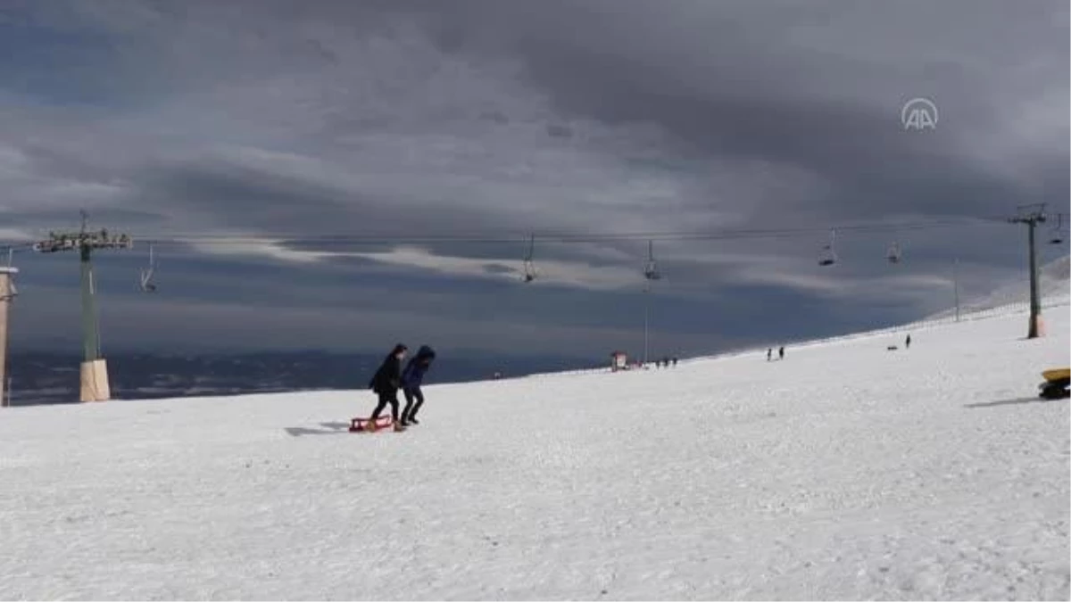 Akdağ Kayak Merkezi\'nde güneşli havada kayak keyfi