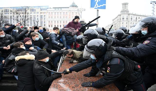 Biden'ın göreve başlamasından sonra Rusya ile ilk kriz: Navalny protestolarından ABD'yi sorumlu tuttular