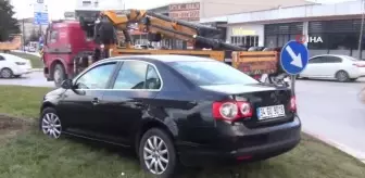 Bursa'da ilginç kaza...Refüje çıkan otomobili vinçle çıkartıldı