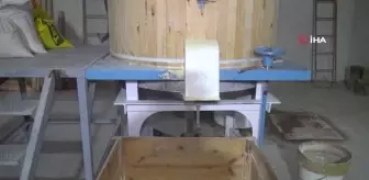 Dedesinden kalan su değirmenini tekrar faaliyete geçirdi
