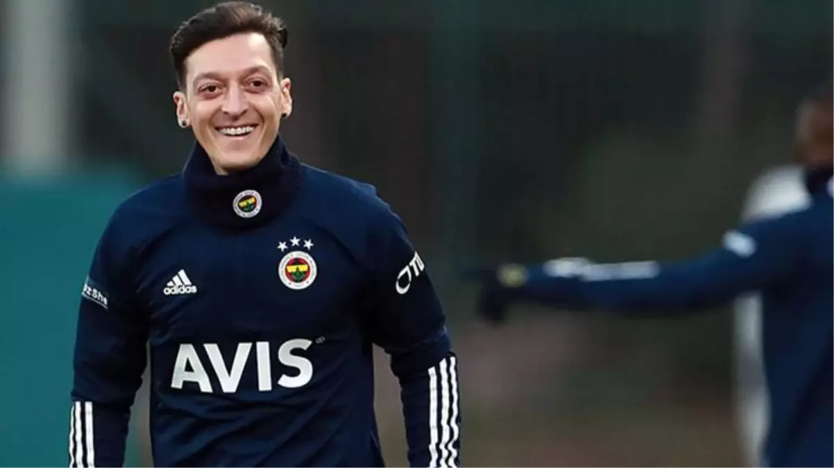 Fenerbahçe\'yle ilk antrenmanına çıkan Mesut Özil 67 numarayı giyecek