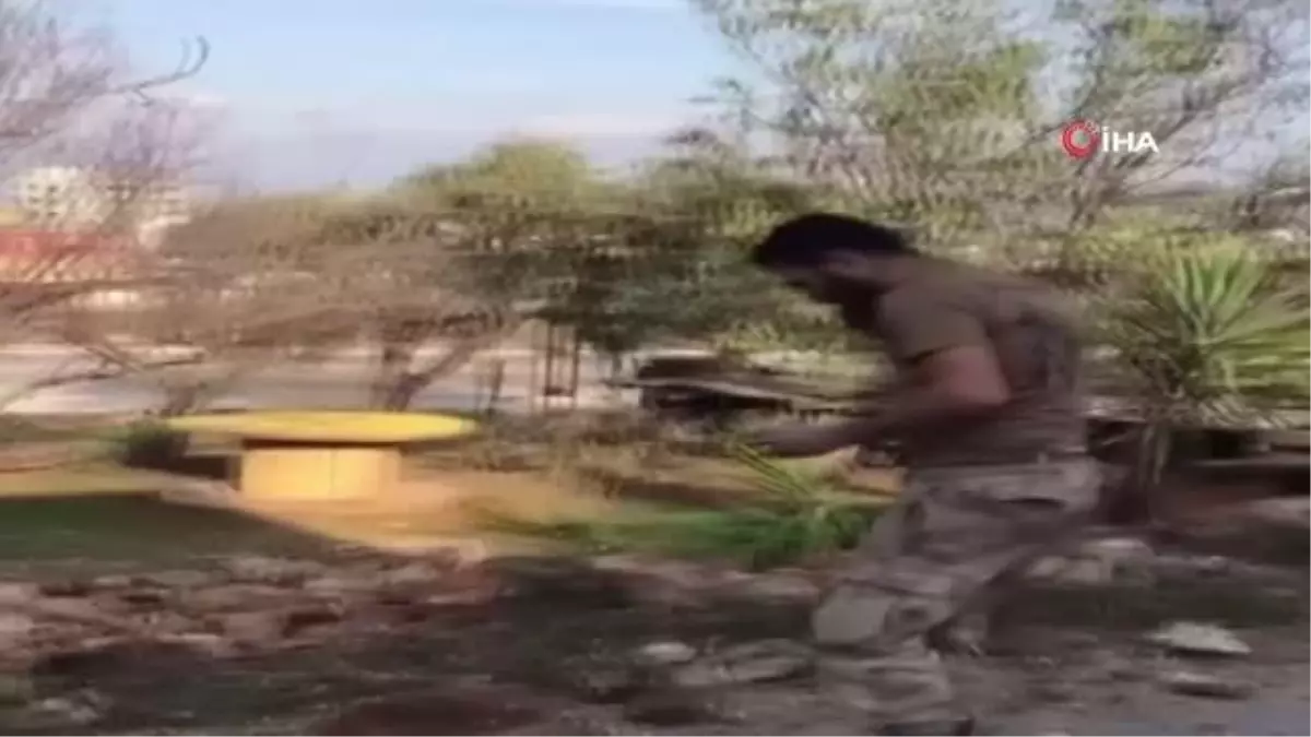 Freni boşalan saman yüklü kamyon duvarı yıkarak evin bahçesine devrildi