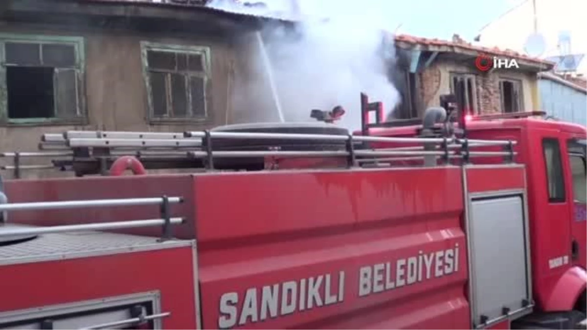 İki katlı ahşap ev yangın sonrası kullanılamaz hale geldi- Yangın çıkan evin boş olması olası facianın önüne geçti