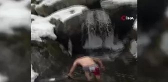 Kar banyosunun ardından buz gibi suya girdiler