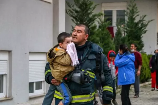 Kiracı 'Allah belanızı versin' yazılı not bırakıp evini yaktı, binayı dumanlar sardı