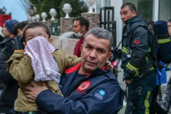 Kiracı 'Allah belanızı versin' yazılı not bırakıp evini yaktı, binayı dumanlar sardı