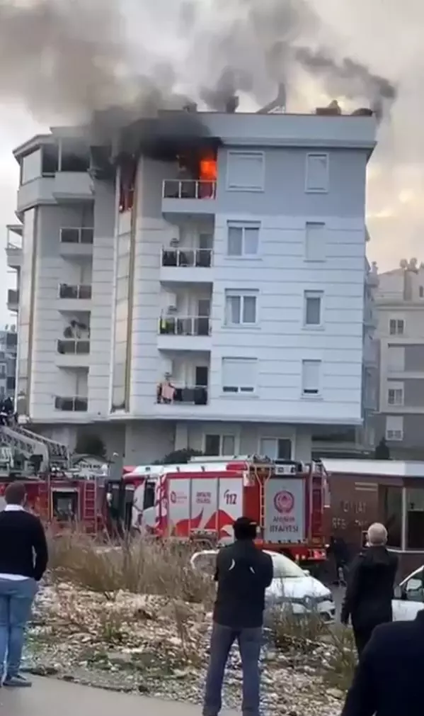 Kiracı 'Allah belanızı versin' yazılı not bırakıp evini yaktı, binayı dumanlar sardı