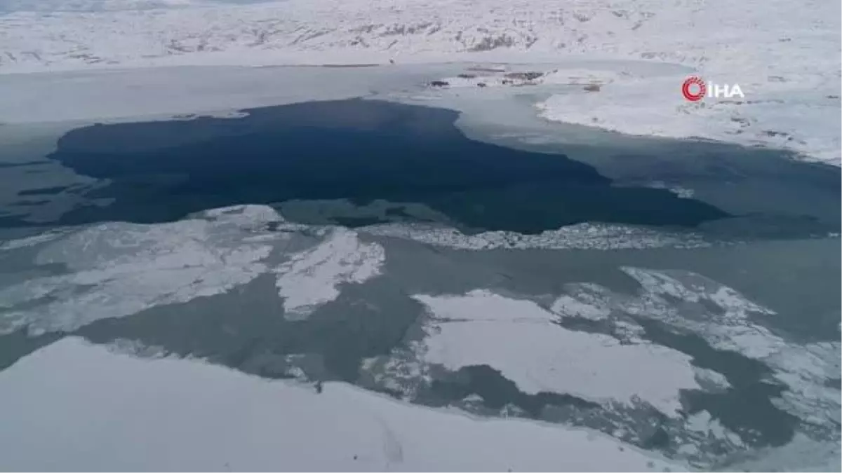 Kısmen buz tutan gölde doyumsuz manzara