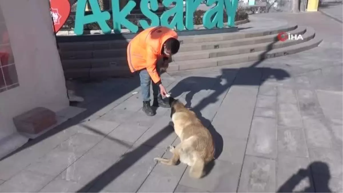 Temizlik görevlisinden yürekleri ısıtan davranış