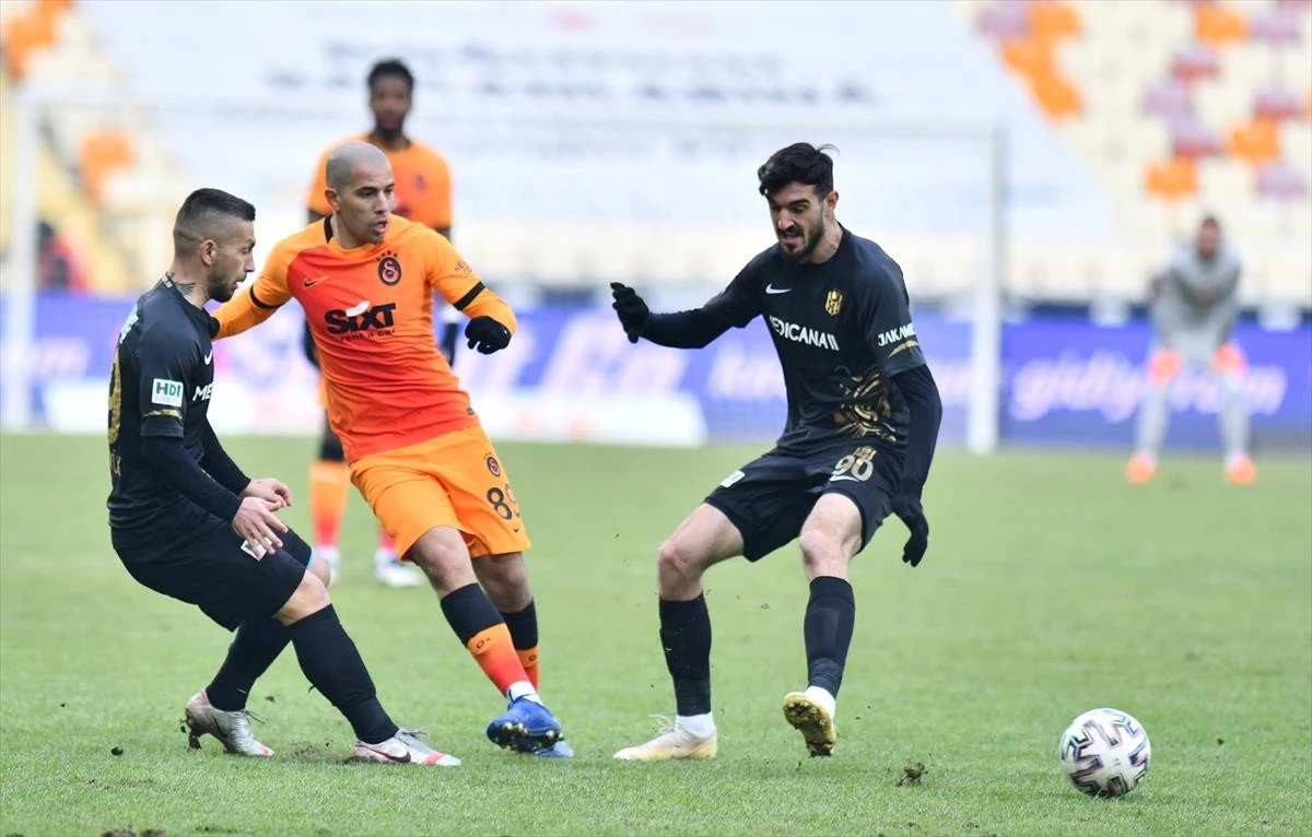 Yeni Malatyaspor maçında sakatlanan Feghouli oyuna devam edemedi