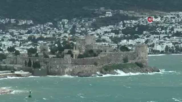 Bodrum'da fırtına kabusu balıkçı tekneleri battı, yelkenli gulet karaya oturdu