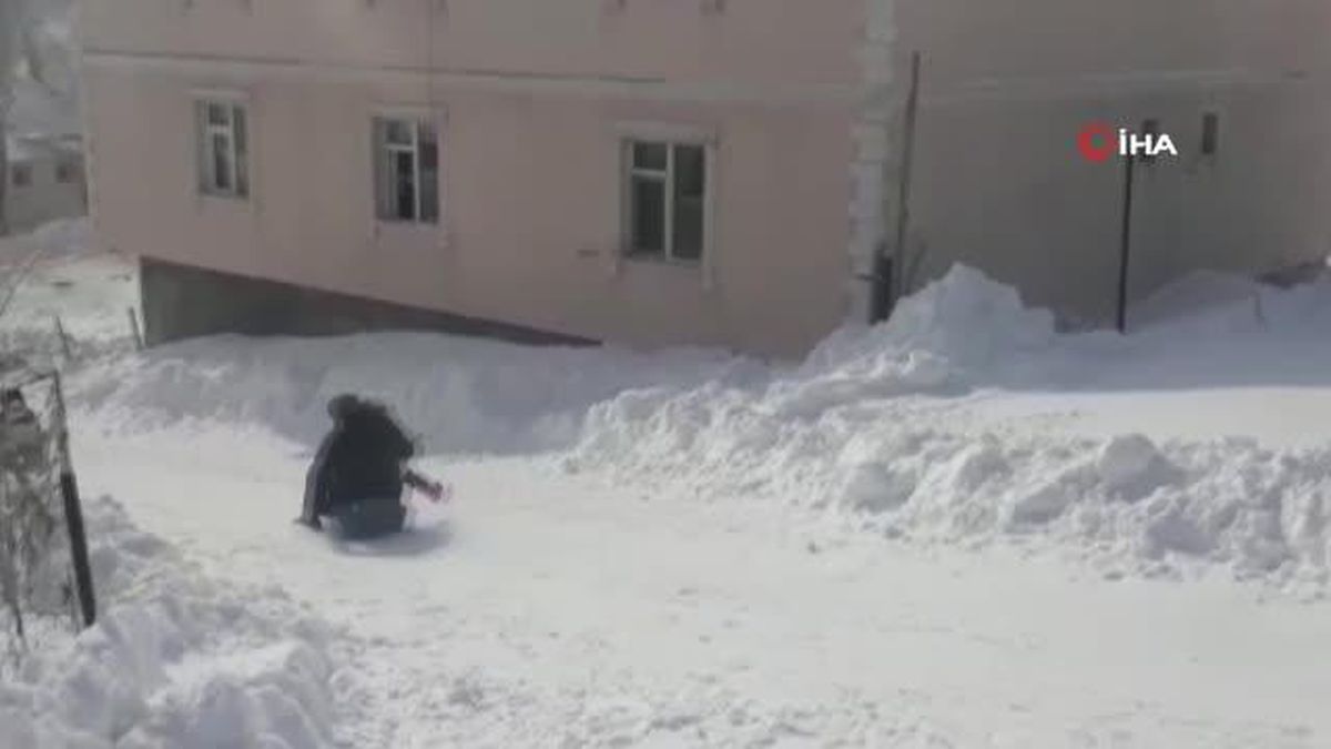Çaldıranlı çocukların eksi 25 derecede kızak keyfi