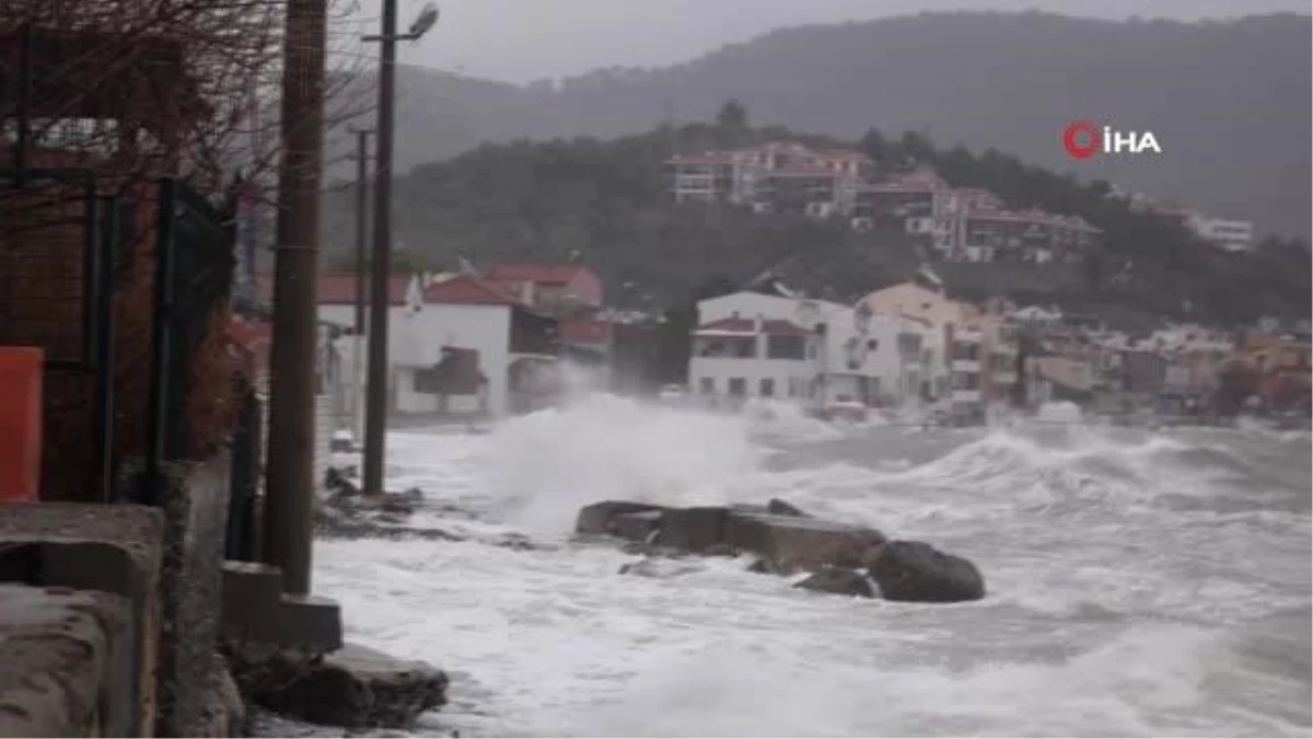 Çanakkale\'de dev dalgalar evlere ulaştı