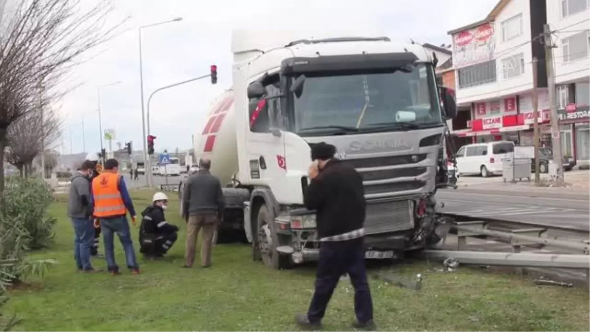 Çimento yüklü tanker refüje çarptı: 1 yaralı