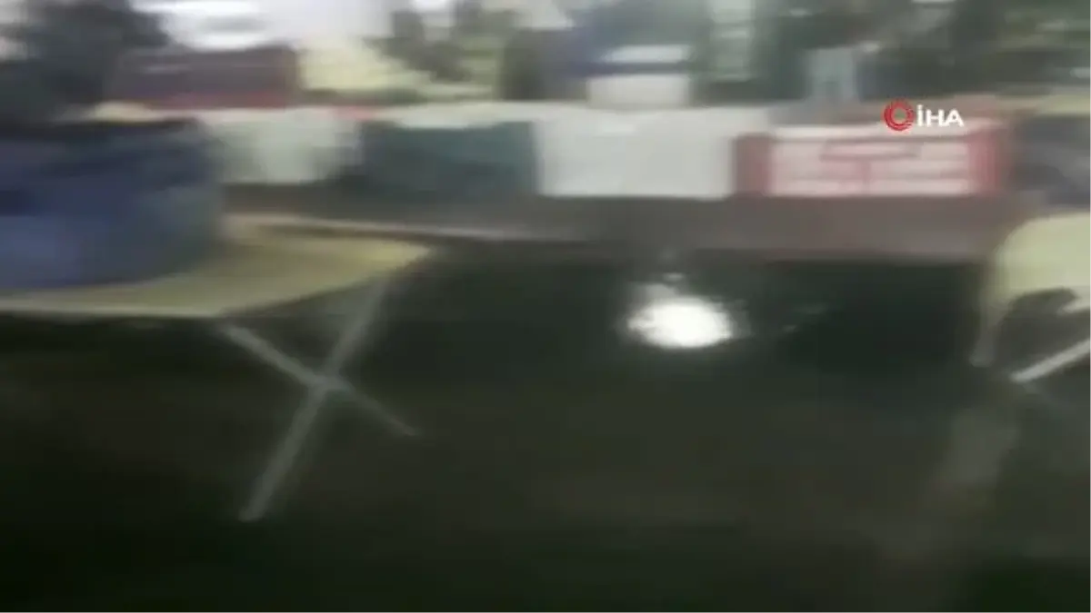 Edremit'te sağanak yağmur yolları göle çevirdi