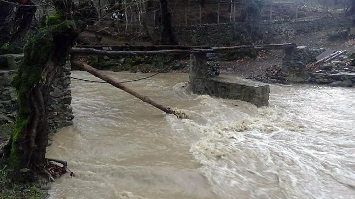 Bağ evine giden karı-kocanın geçtiği tahta köprü çöktü, talihsiz kadın yaşamını yitirdi