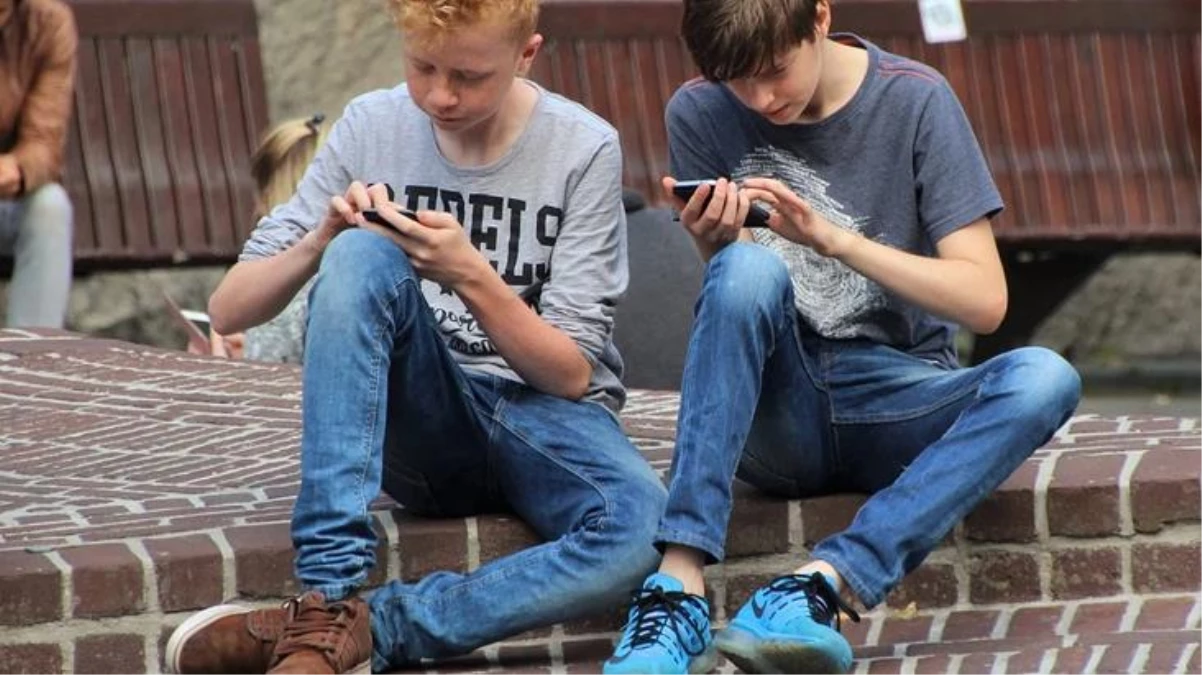 Gençlerin telefon kullanımına yönelik dikkat çeken araştırma: Yemeyip içmeyip telefon alıyorlar