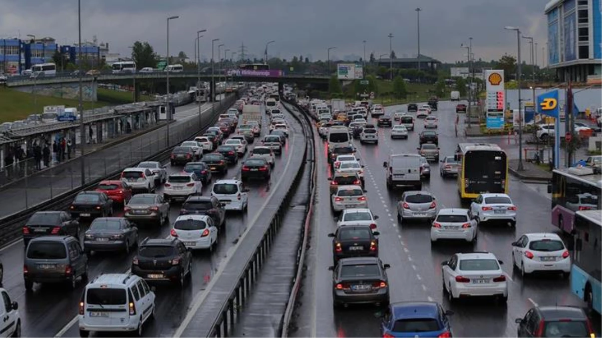 İstanbul\'da kısıtlama sonrası trafik yoğunluğu yağmurun da etkisiyle artıyor